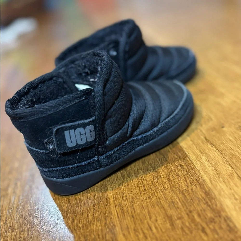 UGG Toddler Black Puffer Boots Size 6 Winter Slip-On